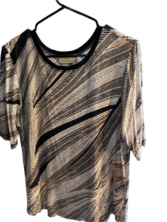 Torii designs Tops - Black and Cream Short Sleeve Patterned Tee